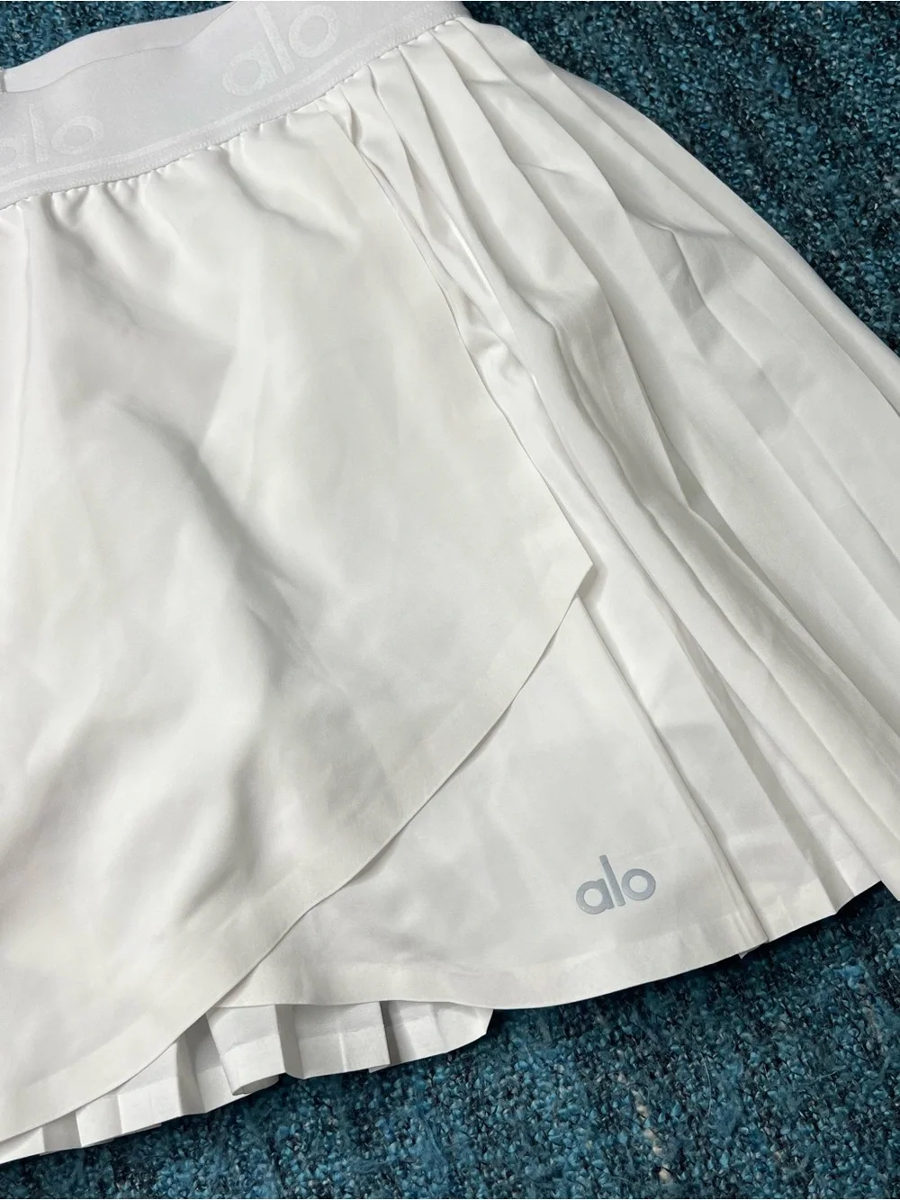 Alo Yoga Aces Tennis Skirt in White Women's XS/Small Pickleball Pleated Skort